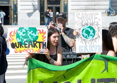 San Francisco, CA - 21 Nisan 2023: Gençlik Mahşer Gününe Karşı Belediye Binası önünde düzenlenen Tanımlanamayan Katılımcılar. 