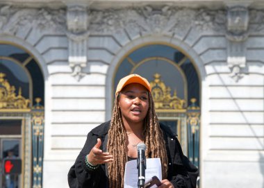 San Francisco, CA - 21 Nisan 2023: Gençlik, Kıyamet Gününe Karşı İklim Eylemi 'nin tanımlanamayan katılımcıları Belediye Binası önünde grup önünde konuşuyor. 