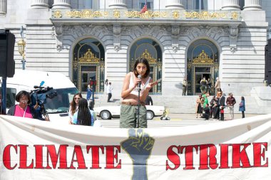 San Francisco, CA - 21 Nisan 2023: Gençlik, Kıyamet Gününe Karşı İklim Eylemi 'nin tanımlanamayan katılımcıları Belediye Binası önünde grup önünde konuşuyor. 