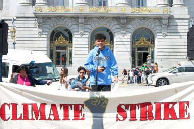 San Francisco, CA - 21 Nisan 2023: Gençlik, Kıyamet Gününe Karşı İklim Eylemi 'nin tanımlanamayan katılımcıları Belediye Binası önünde grup önünde konuşuyor. 