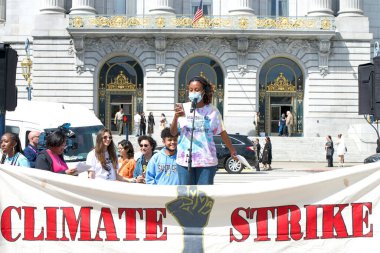 San Francisco, CA - 21 Nisan 2023: Gençlik, Kıyamet Gününe Karşı İklim Eylemi 'nin tanımlanamayan katılımcıları Belediye Binası önünde grup önünde konuşuyor. 