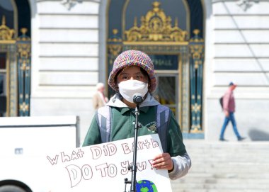 San Francisco, CA - 21 Nisan 2023: Gençlik, Kıyamet Gününe Karşı İklim Eylemi 'nin tanımlanamayan katılımcıları Belediye Binası önünde grup önünde konuşuyor. 