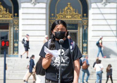 San Francisco, CA - 21 Nisan 2023: Gençlik, Kıyamet Gününe Karşı İklim Eylemi 'nin tanımlanamayan katılımcıları Belediye Binası önünde grup önünde konuşuyor. 