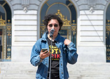 San Francisco, CA - 21 Nisan 2023: Gençlik, Kıyamet Gününe Karşı İklim Eylemi 'nin tanımlanamayan katılımcıları Belediye Binası önünde grup önünde konuşuyor. 