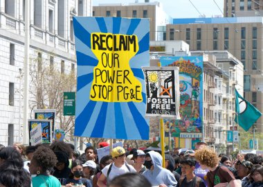 San Francisco, CA - 21 Nisan 2023: Gençlik Kıyamete Karşı İklim Protestosu 'nun tanımlanamayan katılımcıları, Şehir Merkezi' nden Yüksek Mahkeme 'ye yürüyor. 