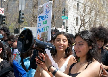 San Francisco, CA - 21 Nisan 2023: Gençlik Kıyamete Karşı İklim Protestosu 'nun tanımlanamayan katılımcıları, Şehir Merkezi' nden Yüksek Mahkeme 'ye yürüyor. 