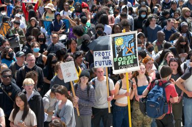 San Francisco, CA - 21 Nisan 2023: Gençlik Kıyamete Karşı İklim Gösterisinin Kimliği Belirlenemeyen Katılımcıları. 