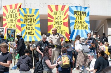 San Francisco, CA - 21 Nisan 2023: Gençlik Kıyamete Karşı İklim Gösterisinin Kimliği Belirlenemeyen Katılımcıları. 