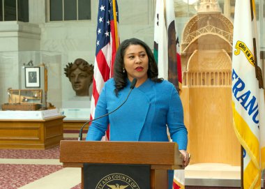 San Francisco, CA - 26 Nisan 2023: Belediye Başkanı London Breed, APA Miras Ayı boyunca gerçekleşecek etkinlikleri ve kutlamaları duyurmak üzere Belediye Binası 'ndaki basın toplantısında.