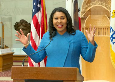 San Francisco, CA - 26 Nisan 2023: Belediye Başkanı London Breed, APA Miras Ayı boyunca gerçekleşecek etkinlikleri ve kutlamaları duyurmak üzere Belediye Binası 'ndaki basın toplantısında.
