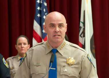 San Francisco, CA - 28 Nisan 2023: CA HWY Devriyesi Komisyon Üyesi Sean Duryee, kentteki fentanil kaçakçılığı ve uyuşturucu şebekelerini hedef alan yeni eyalet kamu güvenliği ortaklığından bahsediyor.
