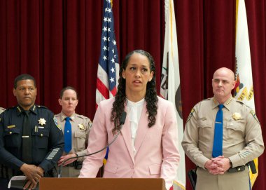 San Francisco, CA - 28 Nisan 2023: Bölge Savcısı Brooke Jenkins, kentteki fentanil kaçakçılığı ve uyuşturucu şebekelerini hedef alan yeni eyalet kamu güvenliği ortaklığından bahsediyor.