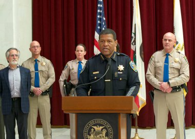 San Francisco, CA - 28 Nisan 2023: Polis Şefi Bill Scott, kentteki fentanil kaçakçılığı ve uyuşturucu şebekelerini hedef alan yeni eyalet kamu güvenliği ortaklığından bahsediyor.