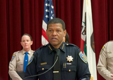 San Francisco, CA - 28 Nisan 2023: Polis Şefi Bill Scott, kentteki fentanil kaçakçılığı ve uyuşturucu şebekelerini hedef alan yeni eyalet kamu güvenliği ortaklığından bahsediyor.