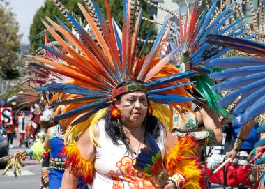 San Francisco, CA - 29 Nisan 2023: Geleneksel Cesar Chavez Geçit Töreni 'ne katılanlar Delores Park' tan Misyon Bölgesi 'ne doğru sürüyorlar.