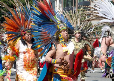San Francisco, CA - 29 Nisan 2023: Geleneksel Cesar Chavez Geçit Töreni 'ne katılanlar Delores Park' tan Misyon Bölgesi 'ne doğru sürüyorlar.