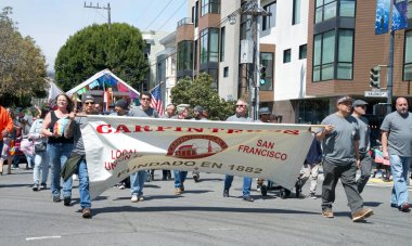 San Francisco, CA - 29 Nisan 2023: Geleneksel Cesar Chavez Geçit Töreni 'ne katılanlar Delores Park' tan Misyon Bölgesi 'ne doğru sürüyorlar.