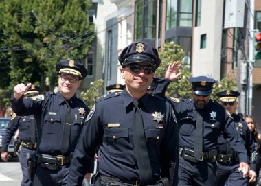 San Francisco, CA - 29 Nisan 2023: Geleneksel Cesar Chavez Geçit Töreni 'ne katılanlar Delores Park' tan Misyon Bölgesi 'ne doğru sürüyorlar.