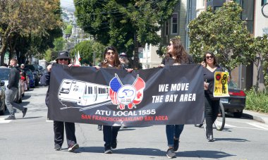 San Francisco, CA - 29 Nisan 2023: ATU LOCAL 1555 Yıllık Cesar Chavez Geçidi üyeleri Delores Park 'tan Misyon Bölgesi' ne doğru sürüyorlar..