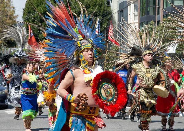 2023年4月29日 加利福尼亚州旧金山 Cesar Chavez Parade从Delores公园驾车穿过任务区的年度身份不明参与者 — 图库照片