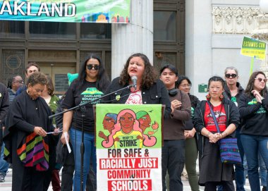 Oakland, CA - 4 Mayıs 2023: Dr. Chela Delgado Frank Ogawa Plaza 'da bir öğretmen grevi mitinginde konuşuyor