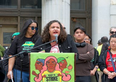 Oakland, CA - 4 Mayıs 2023: Dr. Chela Delgado Frank Ogawa Plaza 'da bir öğretmen grevi mitinginde konuşuyor