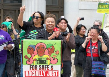 Oakland, CA - 4 Mayıs 2023: Temsilci Barbara Lee Frank Ogawa Plaza 'da bir öğretmen grevi mitinginde konuşuyor.