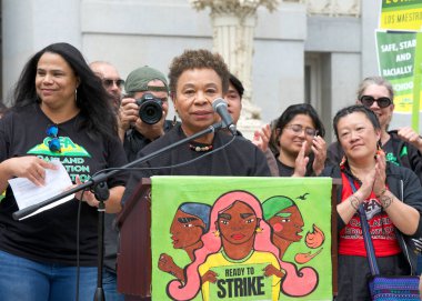 Oakland, CA - 4 Mayıs 2023: Temsilci Barbara Lee Frank Ogawa Plaza 'da bir öğretmen grevi mitinginde konuşuyor.