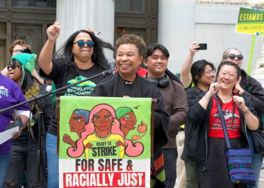 Oakland, CA - 4 Mayıs 2023: Temsilci Barbara Lee Frank Ogawa Plaza 'da bir öğretmen grevi mitinginde konuşuyor.