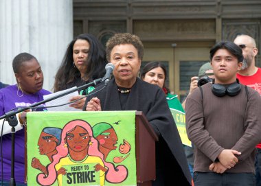 Oakland, CA - 4 Mayıs 2023: Temsilci Barbara Lee Frank Ogawa Plaza 'da bir öğretmen grevi mitinginde konuşuyor.