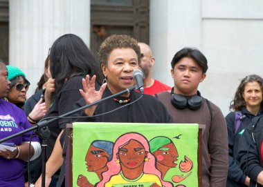 Oakland, CA - 4 Mayıs 2023: Temsilci Barbara Lee Frank Ogawa Plaza 'da bir öğretmen grevi mitinginde konuşuyor.