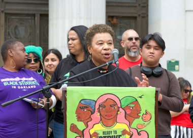 Oakland, CA - 4 Mayıs 2023: Temsilci Barbara Lee Frank Ogawa Plaza 'da bir öğretmen grevi mitinginde konuşuyor.