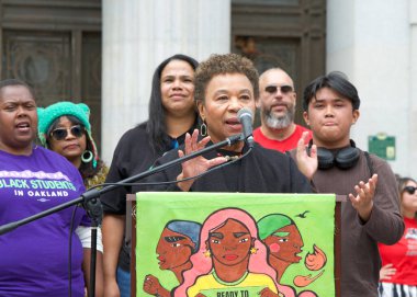 Oakland, CA - 4 Mayıs 2023: Temsilci Barbara Lee Frank Ogawa Plaza 'da bir öğretmen grevi mitinginde konuşuyor.