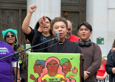 Oakland, CA - 4 Mayıs 2023: Temsilci Barbara Lee Frank Ogawa Plaza 'da bir öğretmen grevi mitinginde konuşuyor.