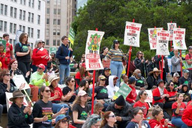 Oakland, CA - 4 Mayıs 2023: Öğretmenler ve destekçiler Frank Ogawa Plaza 'da düzenlenen grev mitinginde protesto tabelaları taşıyorlar.