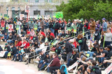 Oakland, CA - 4 Mayıs 2023: Öğretmenler ve destekçiler Frank Ogawa Plaza 'da düzenlenen grev mitinginde protesto tabelaları taşıyorlar.