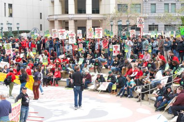 Oakland, CA - 4 Mayıs 2023: Öğretmenler ve destekçiler Frank Ogawa Plaza 'da düzenlenen grev mitinginde protesto tabelaları taşıyorlar.