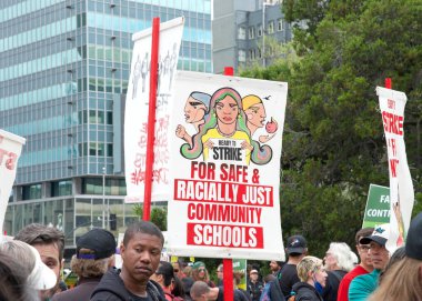 Oakland, CA - 4 Mayıs 2023: Öğretmenler ve destekçiler Frank Ogawa Plaza 'da düzenlenen grev mitinginde protesto tabelaları taşıyorlar.