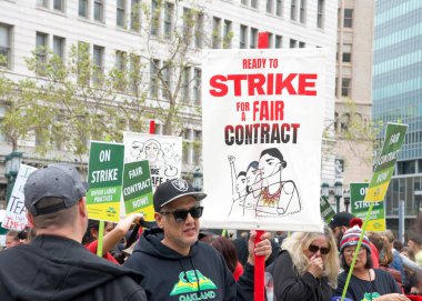 Oakland, CA - 4 Mayıs 2023: Öğretmenler ve destekçiler Frank Ogawa Plaza 'da düzenlenen grev mitinginde protesto tabelaları taşıyorlar.