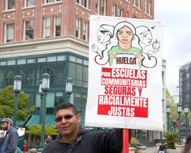 Oakland, CA - 4 Mayıs 2023: Öğretmenler ve destekçiler Frank Ogawa Plaza 'da düzenlenen grev mitinginde protesto tabelaları taşıyorlar.