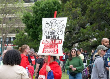 Oakland, CA - 4 Mayıs 2023: Öğretmenler ve destekçiler Frank Ogawa Plaza 'da düzenlenen grev mitinginde protesto tabelaları taşıyorlar.