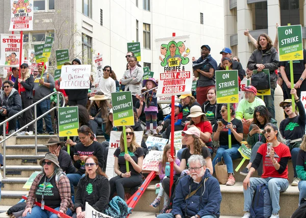 Oakland, CA - 4 Mayıs 2023: Öğretmenler ve destekçiler Frank Ogawa Plaza 'da düzenlenen grev mitinginde protesto tabelaları taşıyorlar.