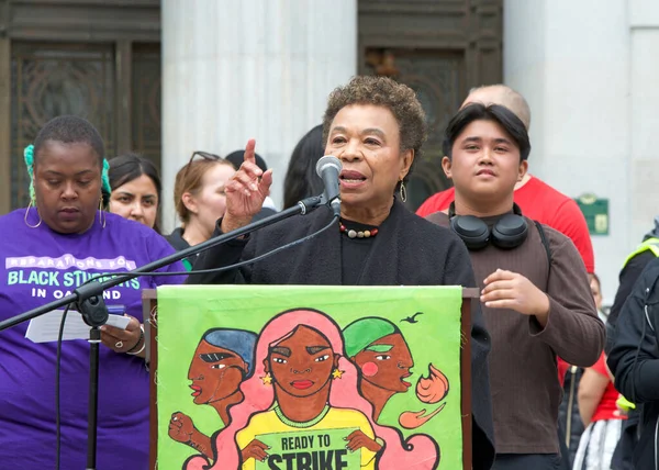 Oakland, CA - 4 Mayıs 2023: Temsilci Barbara Lee Frank Ogawa Plaza 'da bir öğretmen grevi mitinginde konuşuyor.