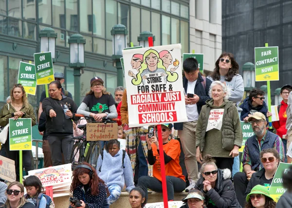 Oakland, CA - 4 Mayıs 2023: Öğretmenler ve destekçiler Frank Ogawa Plaza 'da düzenlenen grev mitinginde protesto tabelaları taşıyorlar.