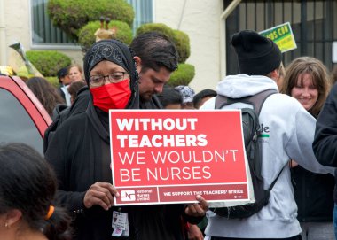 Oakland, CA - 8 Mayıs 2023: Yüzlerce öğretmen, veli ve destekçi Oakland 'ın dağlık kesiminde düzenlenen bir grev mitinginde yürüyor.