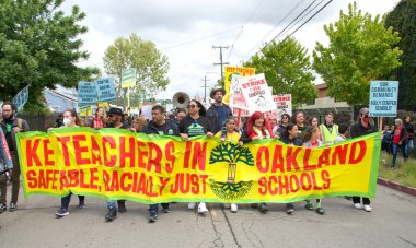 Oakland, CA - 8 Mayıs 2023: Yüzlerce öğretmen, veli ve destekçi Oakland 'ın dağlık kesiminde düzenlenen bir grev mitinginde yürüyor.