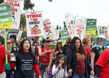 Oakland, CA - 8 Mayıs 2023: Yüzlerce öğretmen, veli ve destekçi Oakland 'ın dağlık kesiminde düzenlenen bir grev mitinginde yürüyor.