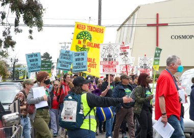 Oakland, CA - 8 Mayıs 2023: Yüzlerce öğretmen, veli ve destekçi Oakland 'ın dağlık kesiminde düzenlenen bir grev mitinginde yürüyor.
