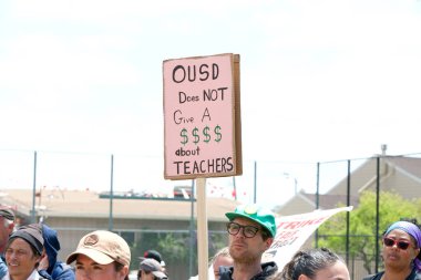 Oakland, CA - 8 Mayıs 2023: Yüzlerce öğretmen, veli ve destekçi Oakland 'ın dağlık kesiminde düzenlenen bir grev mitinginde yürüyor.