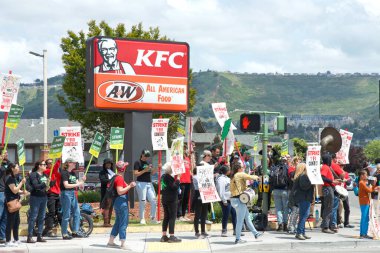 Oakland, CA - 9 Mayıs 2023: Öğretmenler, Aileler ve Destekçiler, 73. Cadde ile Uluslararası Bulvar 'ın köşesindeki öğretmen grevi gününde ellerinde pankart ve pankart tutuyorlar